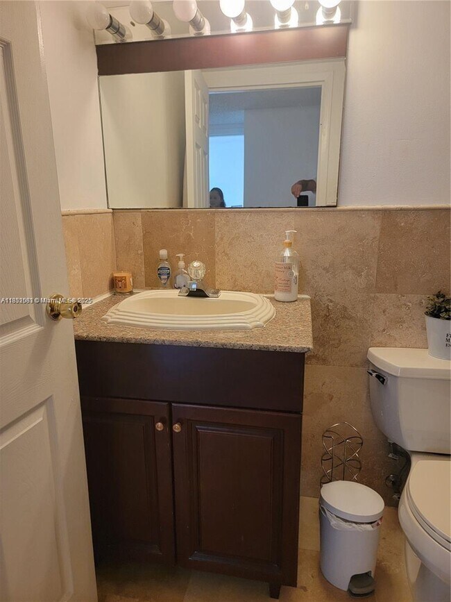 Foto del edificio - 17021 N Bay Rd