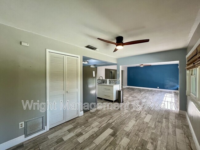 Foto del edificio - 2323 Surrey Ln