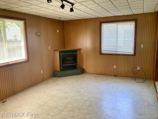 Building Photo - 340 E Maxlow Ave