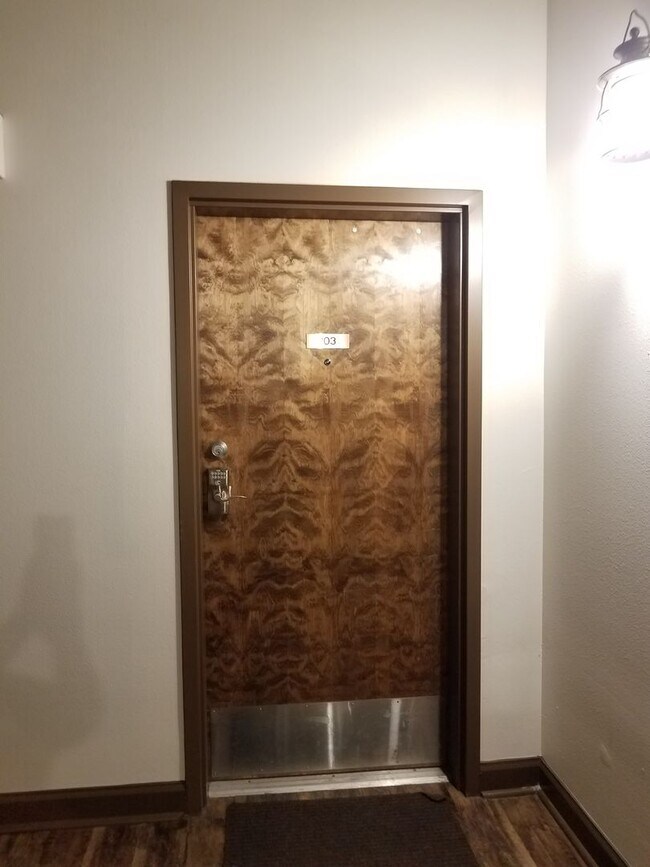 Foto del edificio - 2 bedroom 2 bath furnished - first floor unit