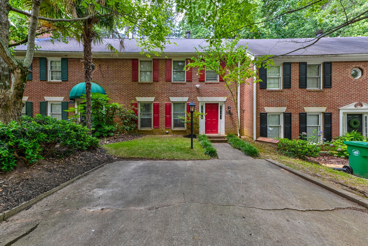 Primary Photo - 1369 E Rock Springs Rd NE