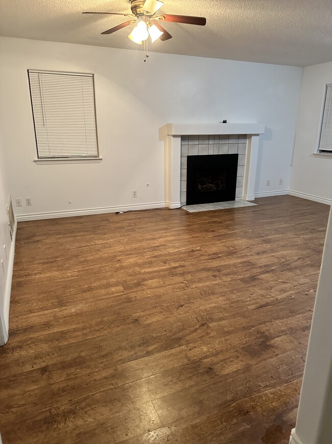 Living Room 2 - Empty - 6213 Castle Cary Dr