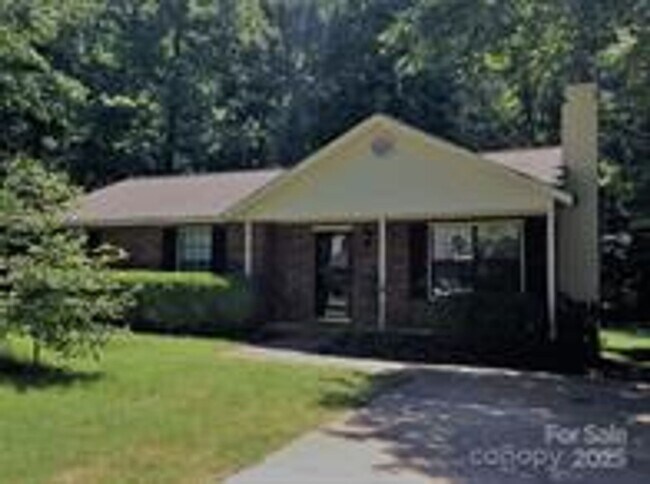 Foto del edificio - Great, 3-bed / 2 full bath location off th...