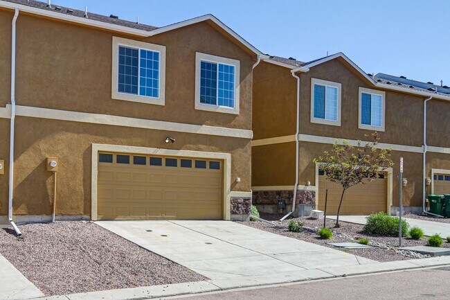 Foto del edificio - Move-In Ready Townhome with Luxury Finishe...