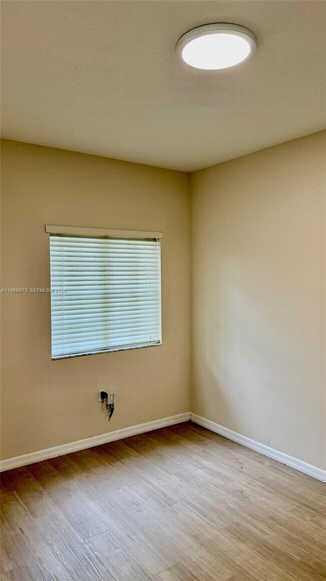 Foto del edificio - 3323 NE 11th Dr