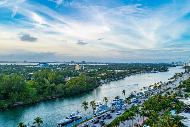 Foto del edificio - 4385 Collins Ave