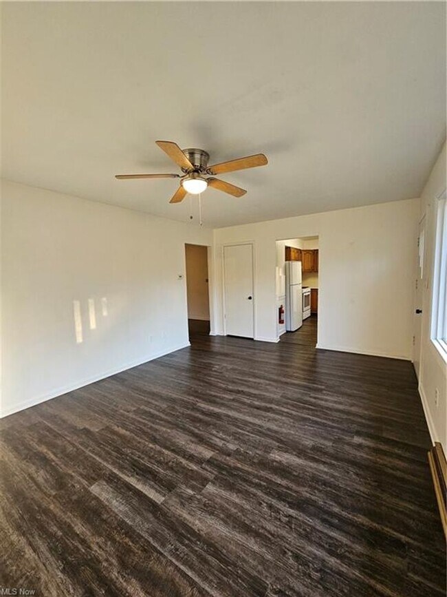 Foto del edificio - 2bd/1bth Duplex in Kent with detached garage