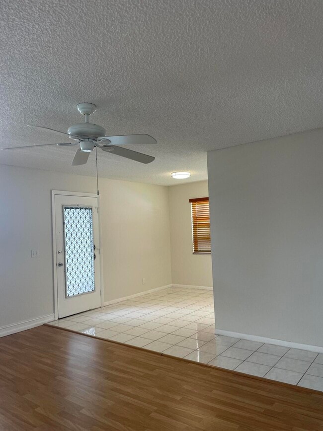 Building Photo - 421 Normandy I