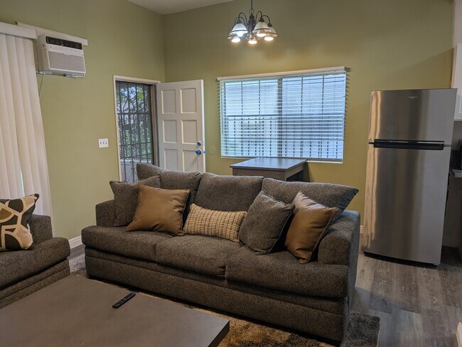 Sala de estar-aire acondicionado - 1125 N Gage Ave