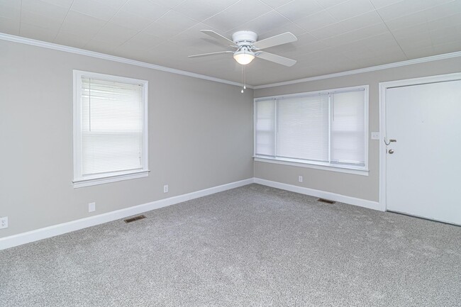 Building Photo - ADORABLE Renovated 3 BR | 1 BA Home in Gol...
