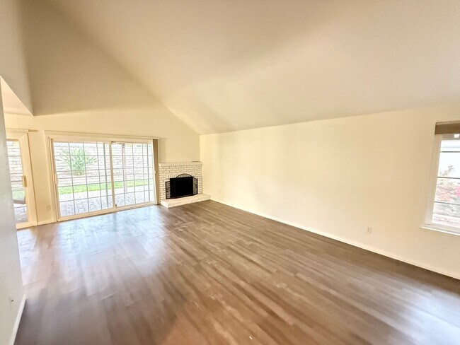 Building Photo - Beautiful 4-Bedroom Home in the Heart of Valencia!