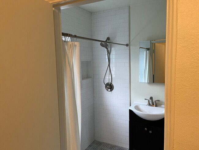 Foto del edificio - 2800 Tola Ave