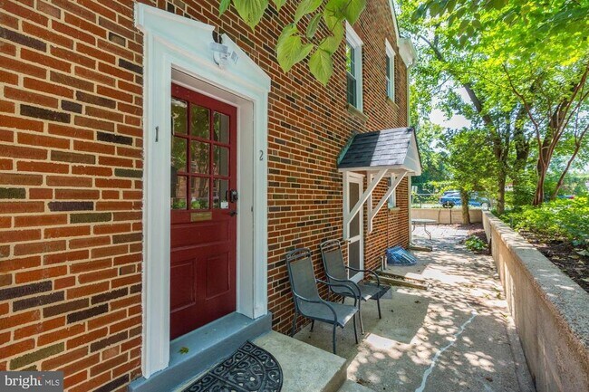 Foto del edificio - 4810 Chevy Chase Dr