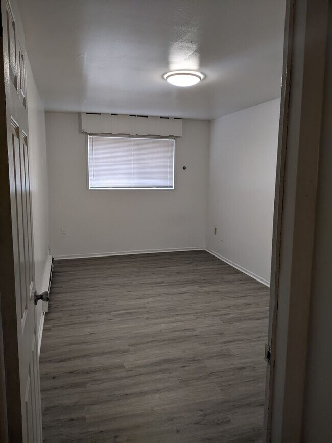 Building Photo - One Bed and One Bathroom Unit