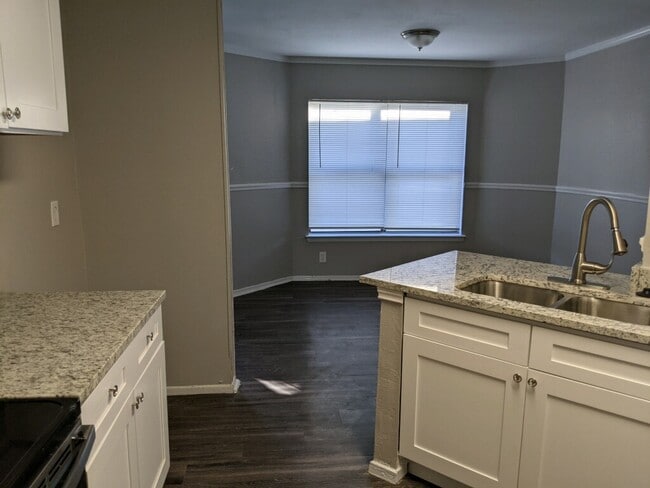Breakfast nook with natural light - 4122 Alaskian Sunrise