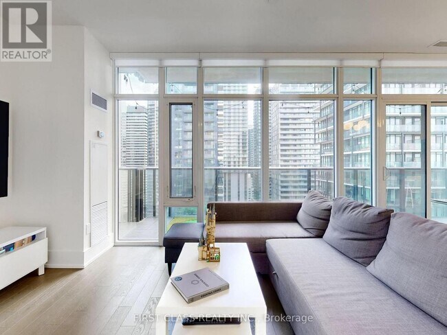 Photo du bâtiment - 330 Richmond St W