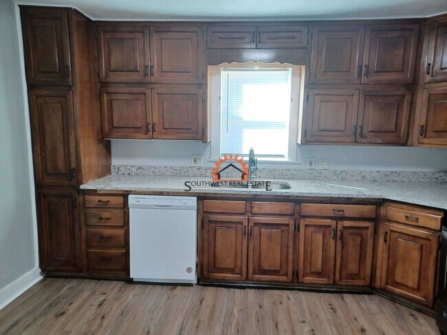 Building Photo - Nicely updated 2 bedroom 1 bathroom home.