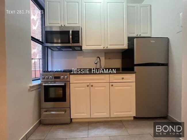 Building Photo - 218 W 10th St