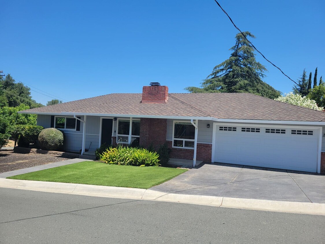 Primary Photo - Super Charming Single Level Rancher
