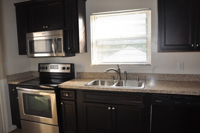 Foto del edificio - Now Pre-Leasing for Fall Semester 2026