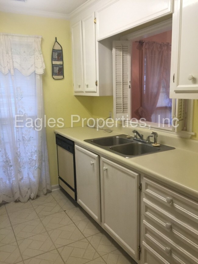 Foto del edificio - 102 Pine Ct