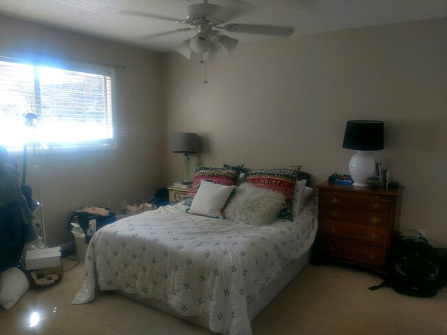 2 Large bedrooms - 3620 Burt Dr