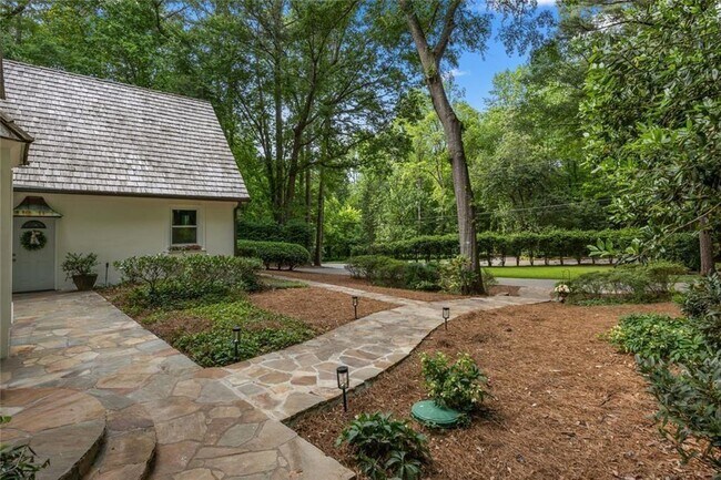 Foto del edificio - 1260 Heards Ferry Rd NW