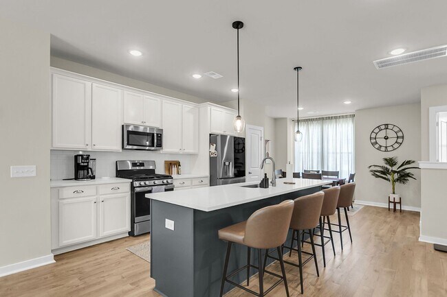 Foto del edificio - Beautiful 4-Bedroom, 3.5-Bathroom Townhome...