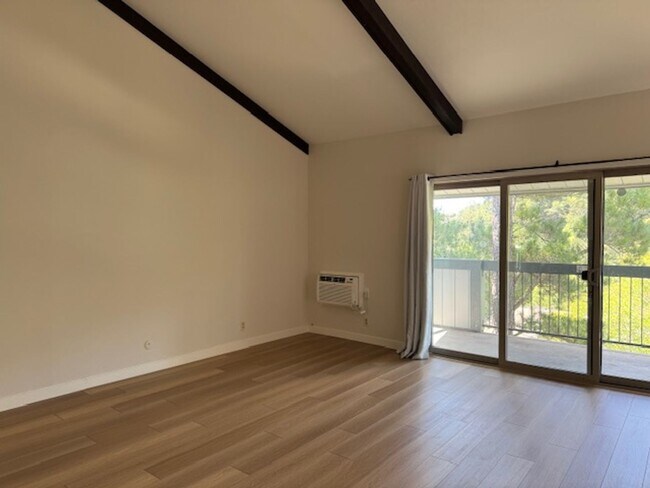 Foto del edificio - Spacious Two story 2 bedroom, 2 bath Condo. Move-In ready!!