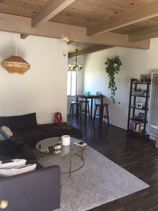 Building Photo - MOVE IN SPECIAL: Beautiful upstairs 2 bedroom 1 bathroom apartment in North Pacific Beach