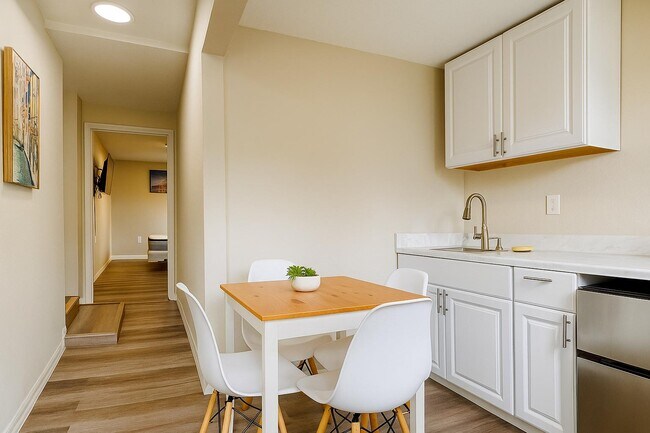 Foto del edificio - 6208 Pinewood Village Cir W