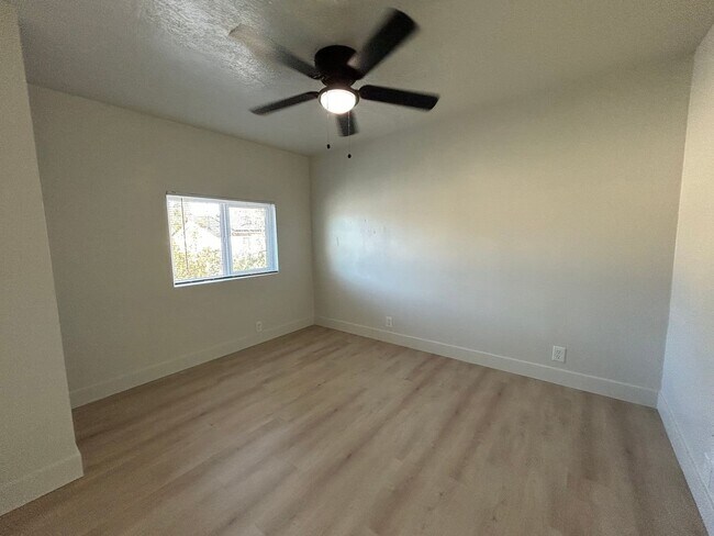 Foto del edificio - 951 N Redwood Rd