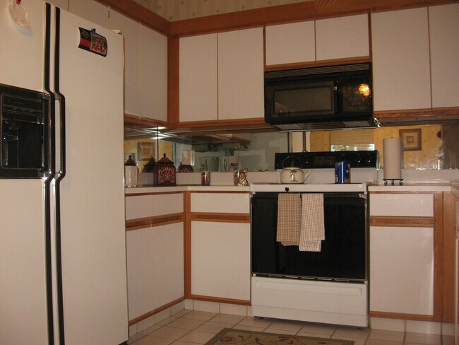 Building Photo - 13851 Oneida Dr