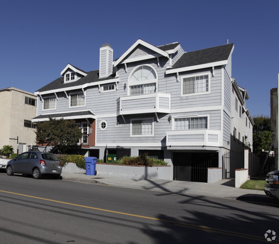 Foto principal - 10721 Moorpark St