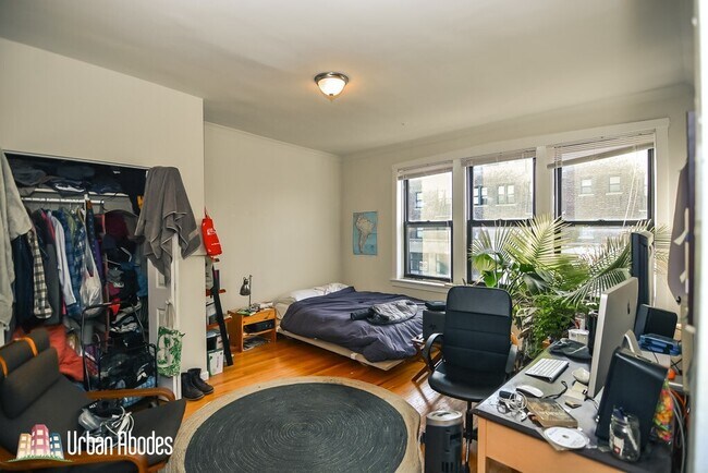Foto del edificio - 1670 W Pratt Blvd