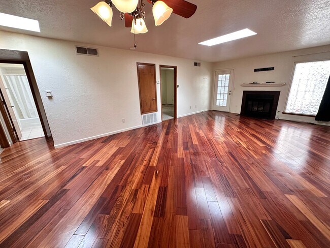 Building Photo - Move in Special! 2 Bedroom 2 Bath Townhome...