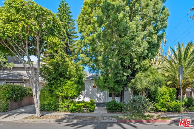 Foto del edificio - 739 Westbourne Dr