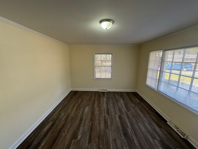 Building Photo - 3 Bedroom in Brentwood