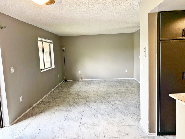 Foto del edificio - 3250 Coral Lake Ln