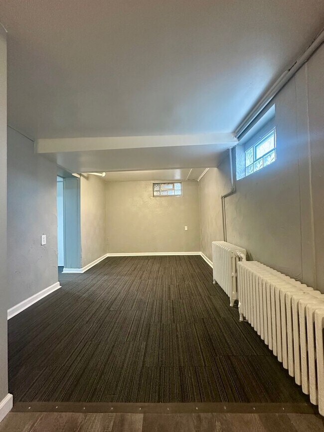 Foto del edificio - 1727 Reaney Ave E