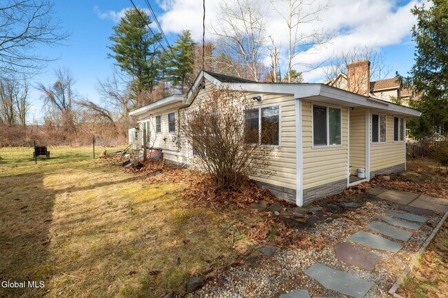 Foto del edificio - 6373 Frenchs Hollow Rd