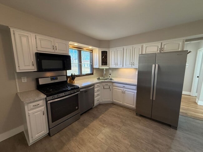 Building Photo - 11015 Golf Crest Dr