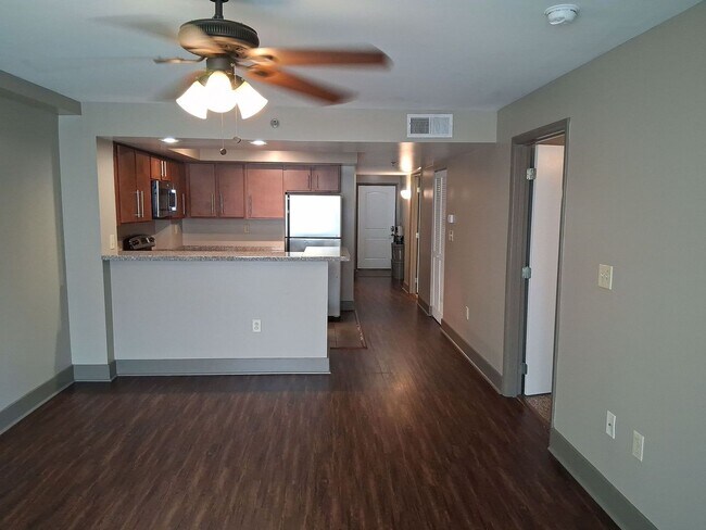 Foto del edificio - NEW LISTING at LAKE PLAZA! Available for FALL 2026; rent includes use of one parking space