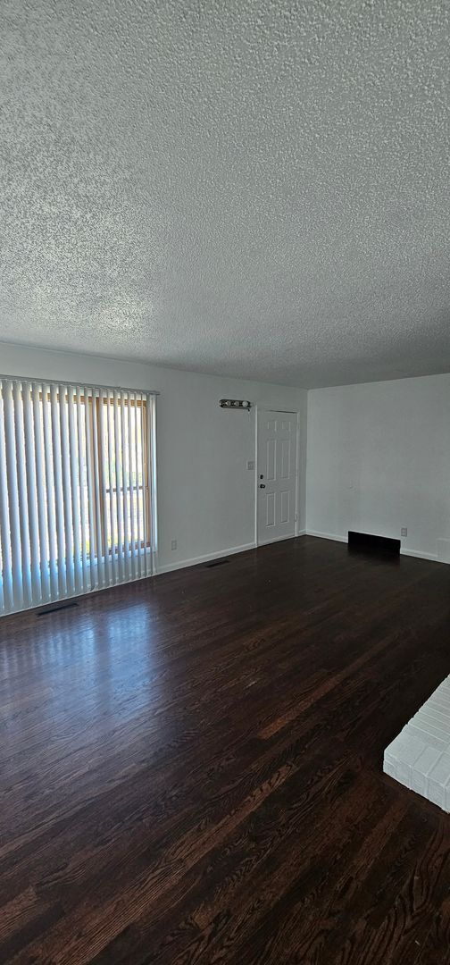 Foto del edificio - Refreshed crisp and clean! Welcome home