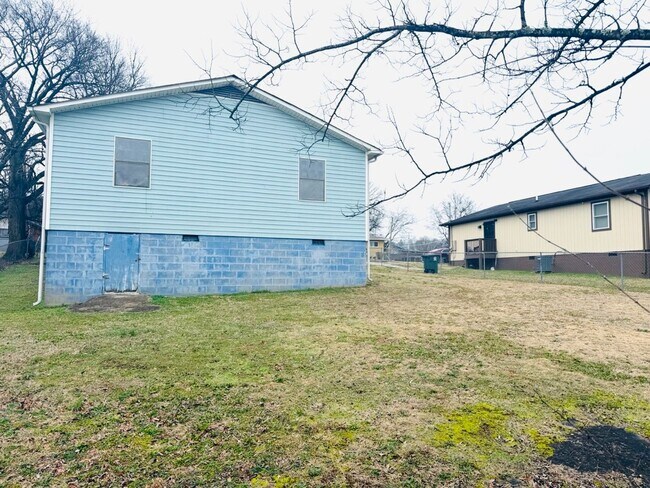 Building Photo - Centrally Located 4 Bedroom Home With Large Yard