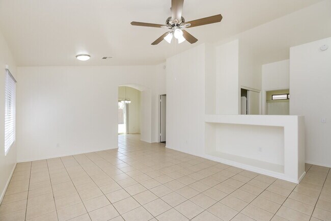 Building Photo - 977 E Graham Ln