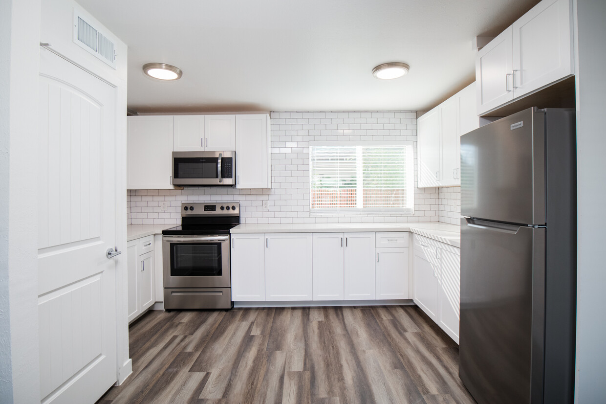 Primary Photo - 2503 E Clarendon Ave