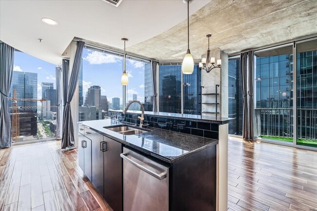 Building Photo - 360 Nueces St