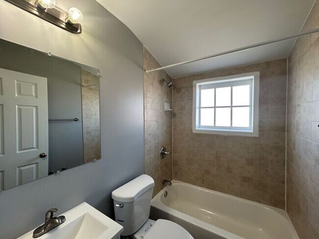 Building Photo - Semidetached 3 bedroom