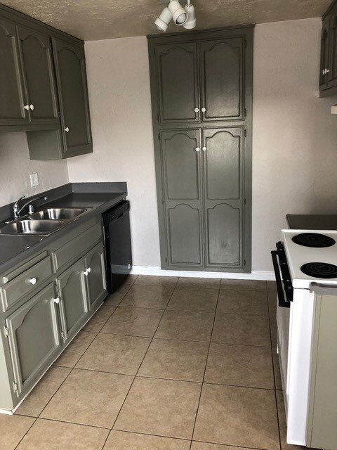 Kitchen - 3901 Green Ave